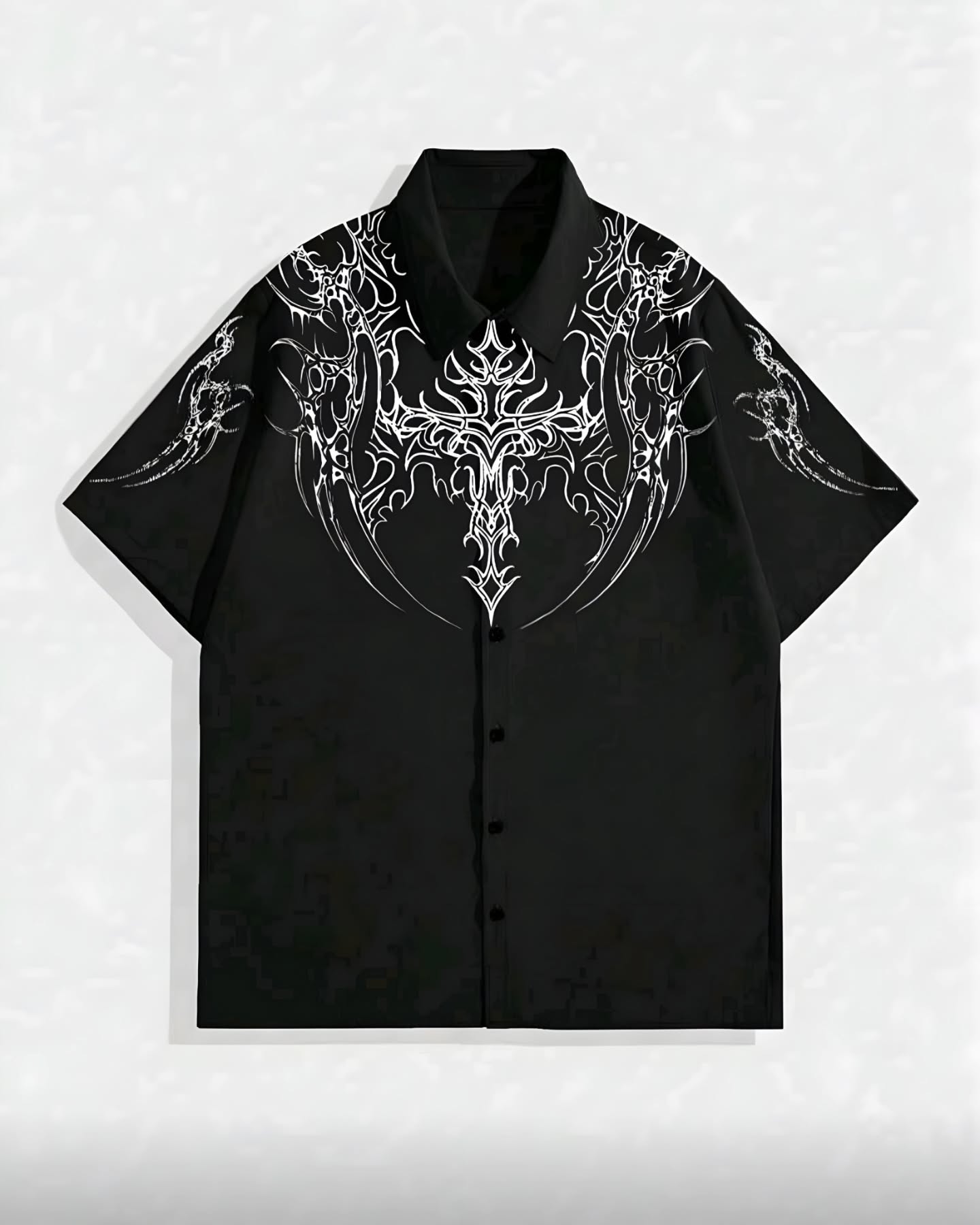 camisa negra con cruz gótica en frente