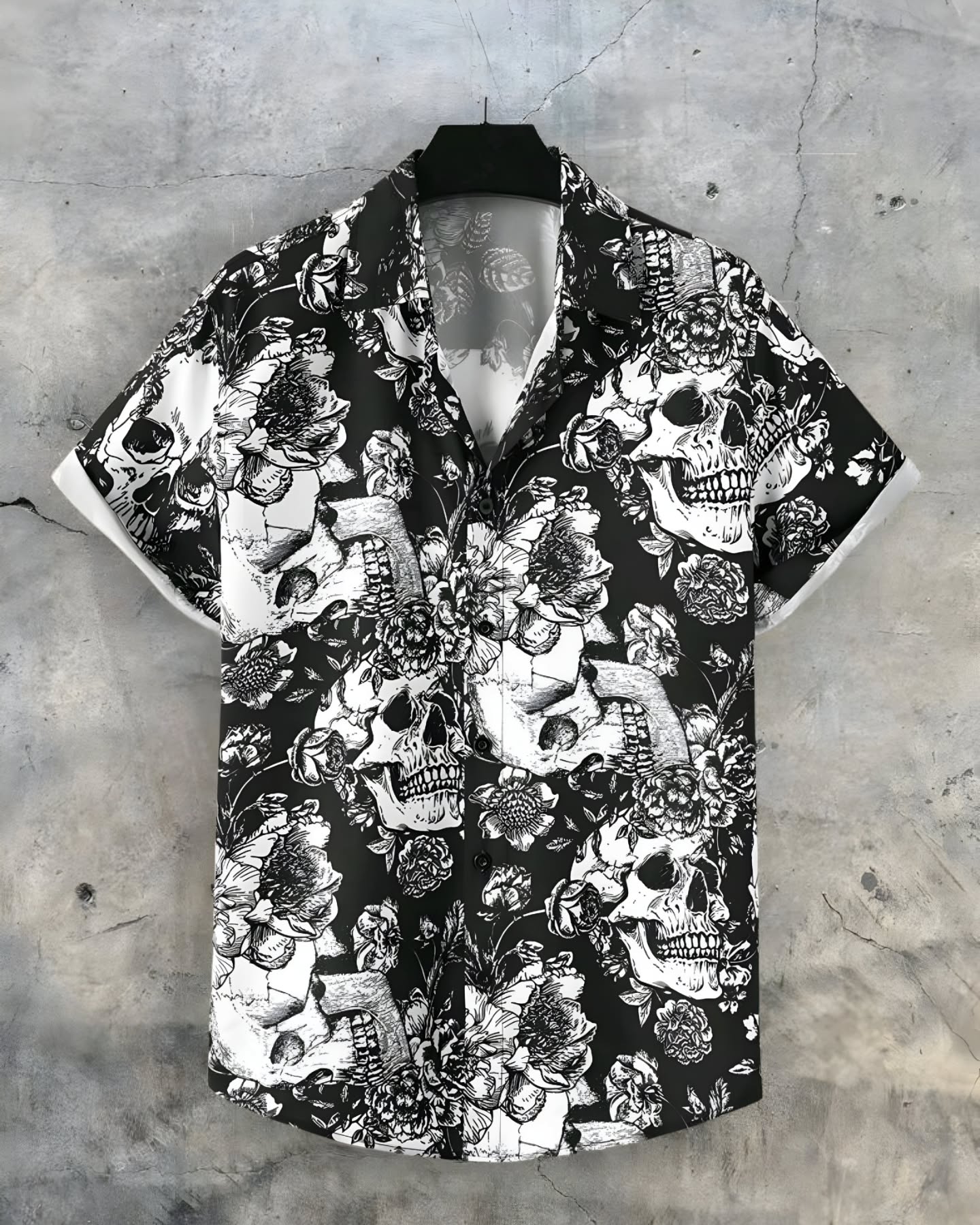camisa manga corta negra con calaveras blancas y flores
