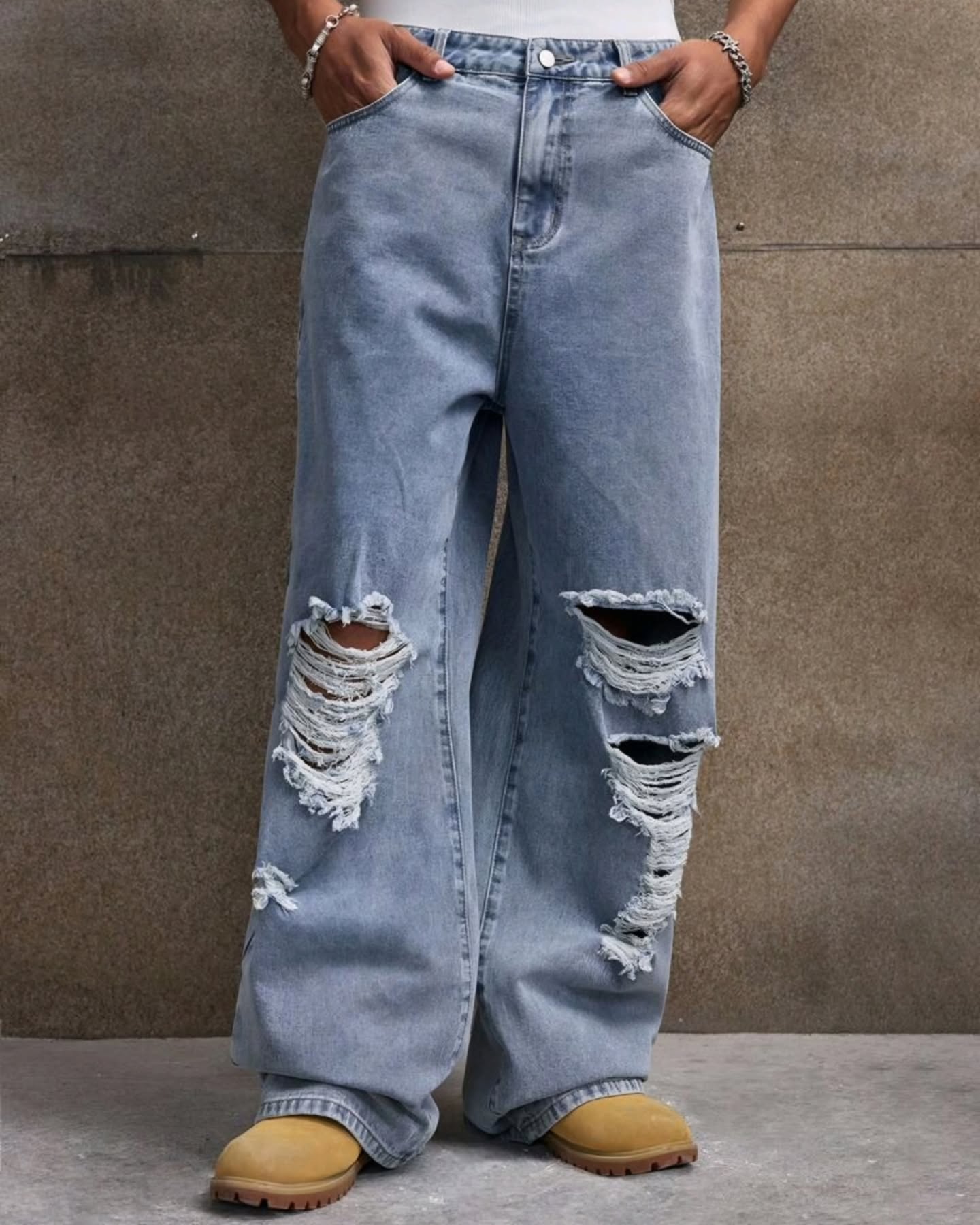 pantalón jean azul claro con rotos holgado