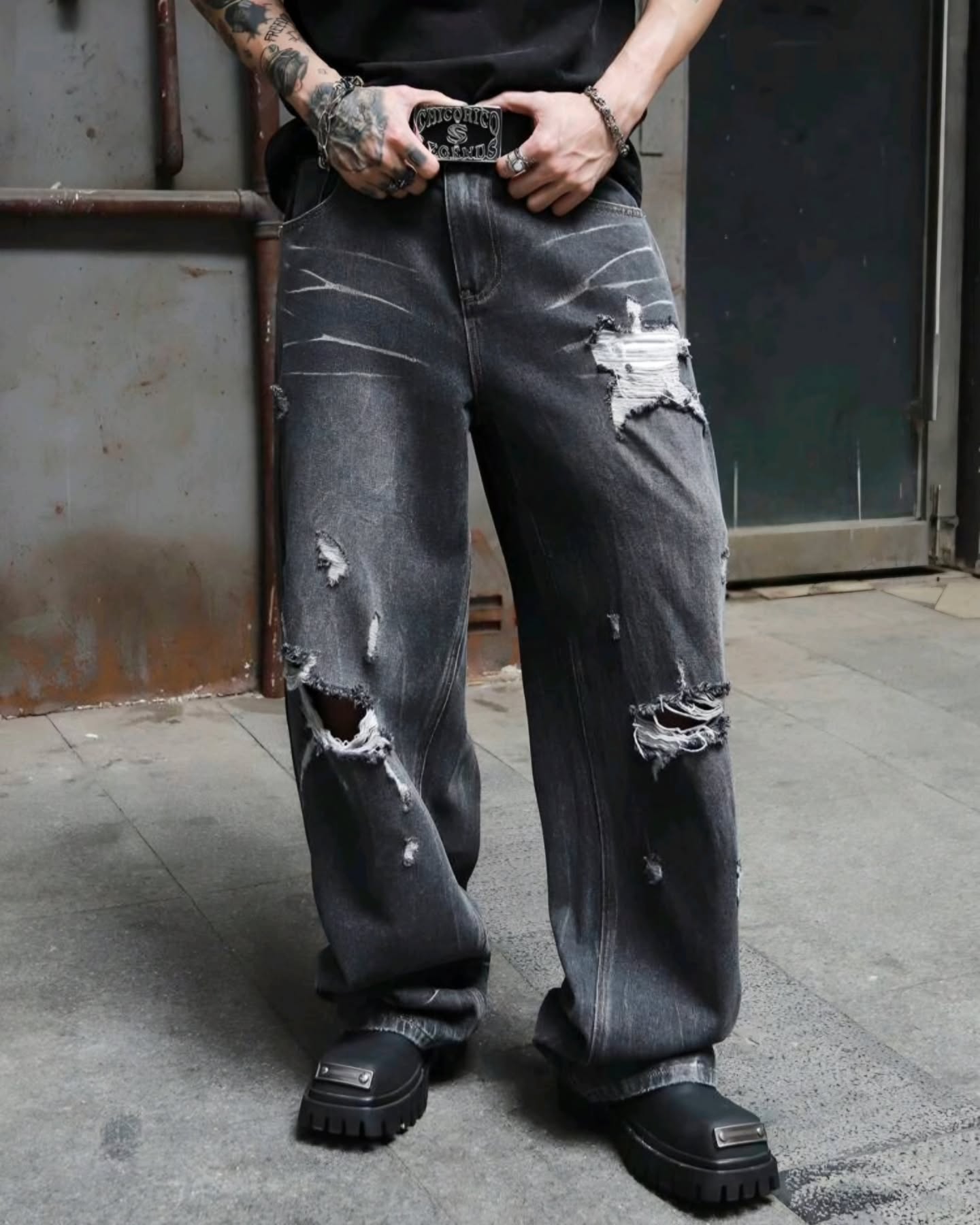 jean pantalón gris con roto holgado