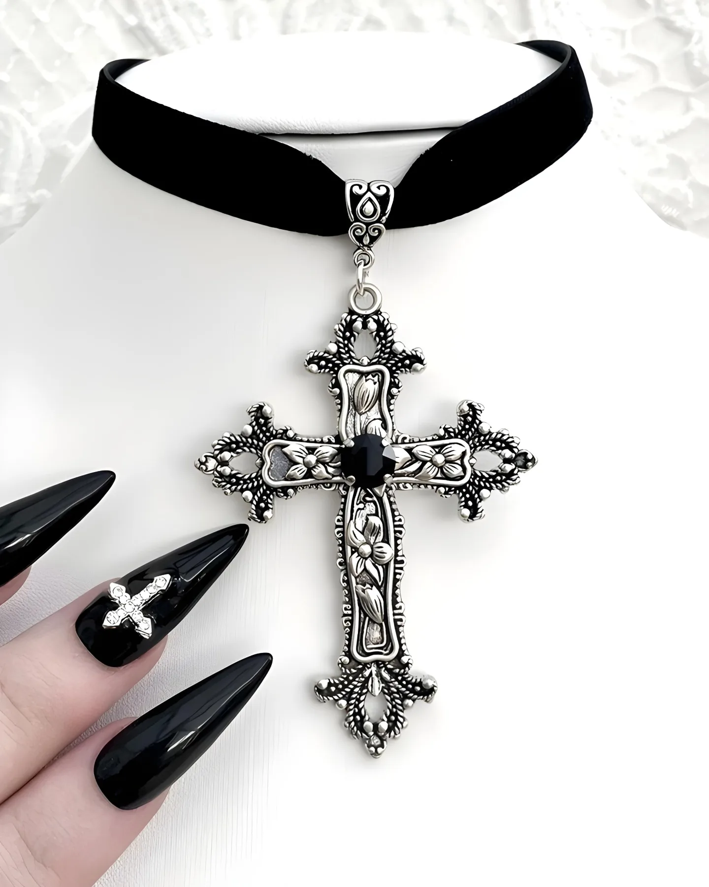 Bisu. Collar negro gamuza con cruz plateada