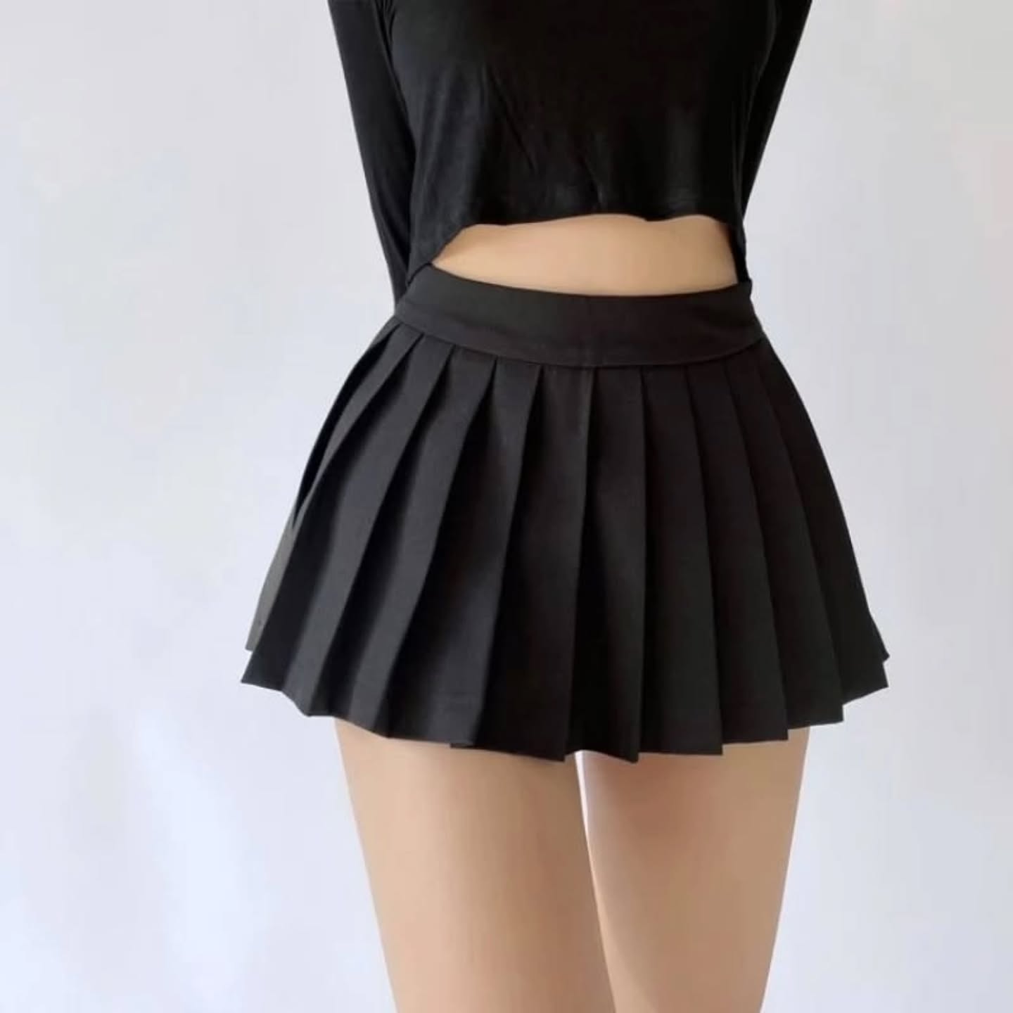 Mini falda negra plisada holgada