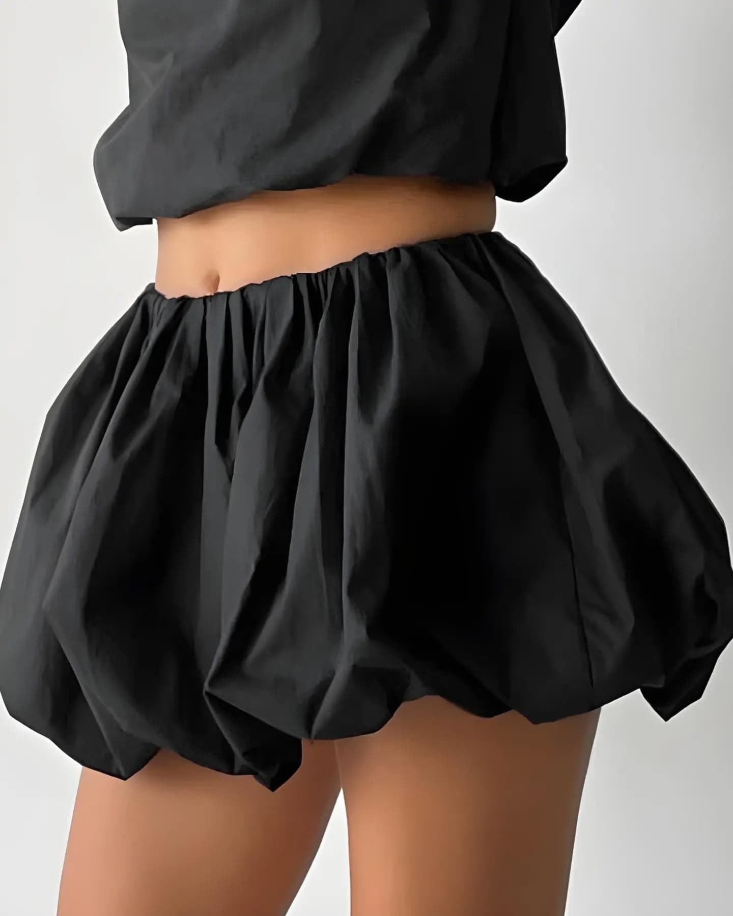 Falda corta burbuja negra