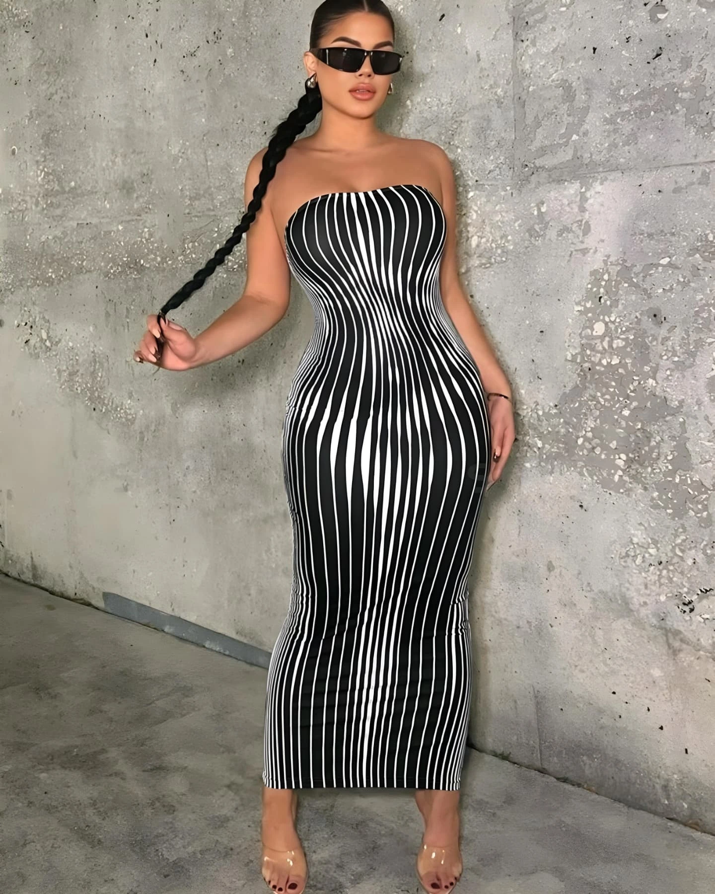 Vestido straple gris con rayas que marean