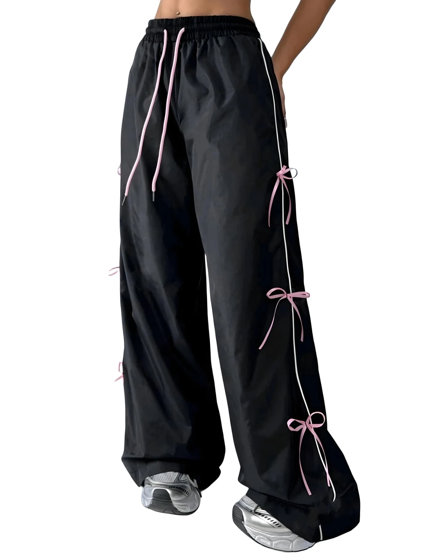 Pantalón cargo negro con lazos rosados al lado