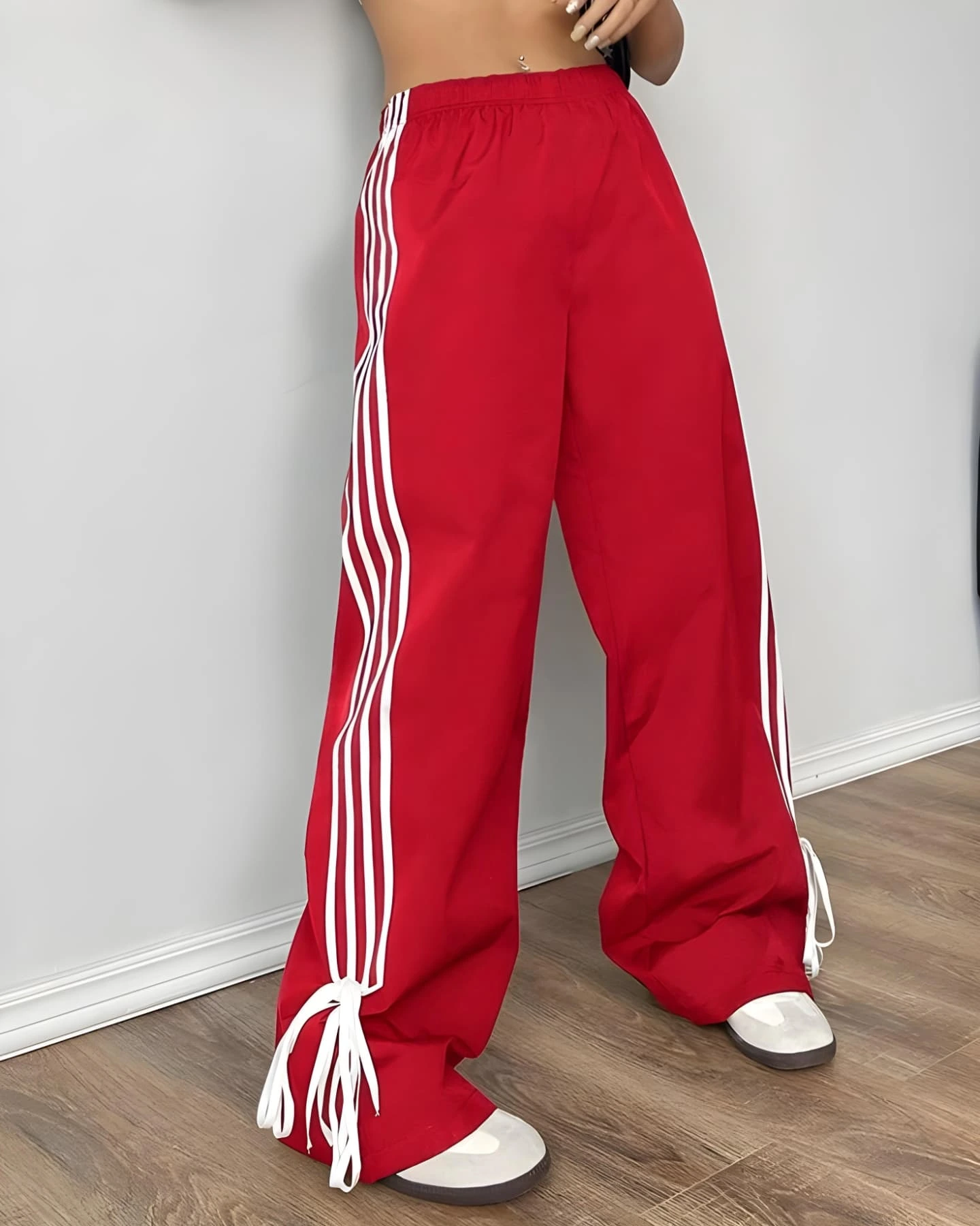 Mono rojo streetwear con lazos blancos abajo