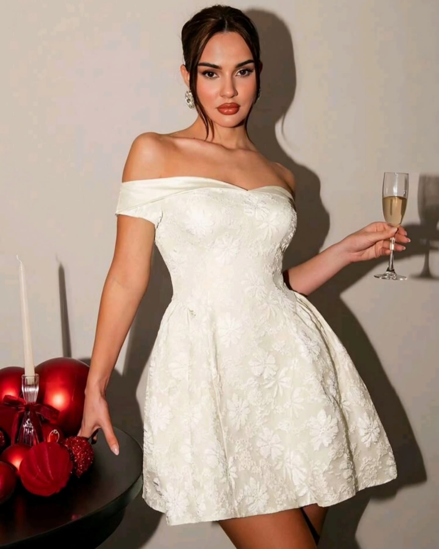 Vestido corto beige abombado corte en hombros