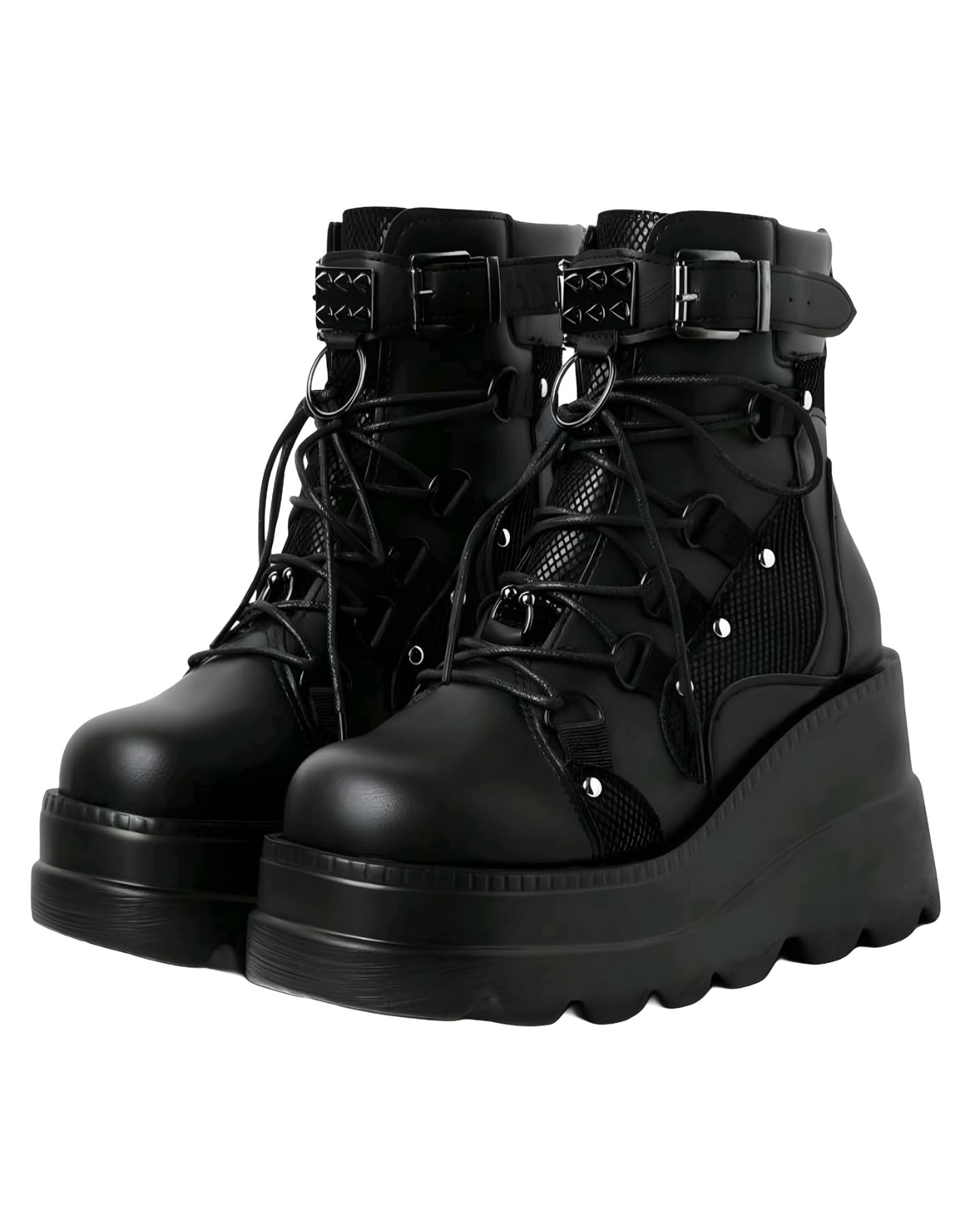 Botas negras cortas plataformas y piercings en frente