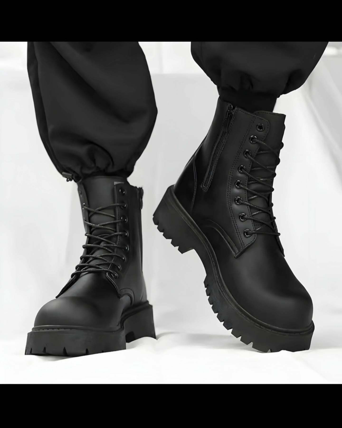 botas negras mate sencillas con cuerda