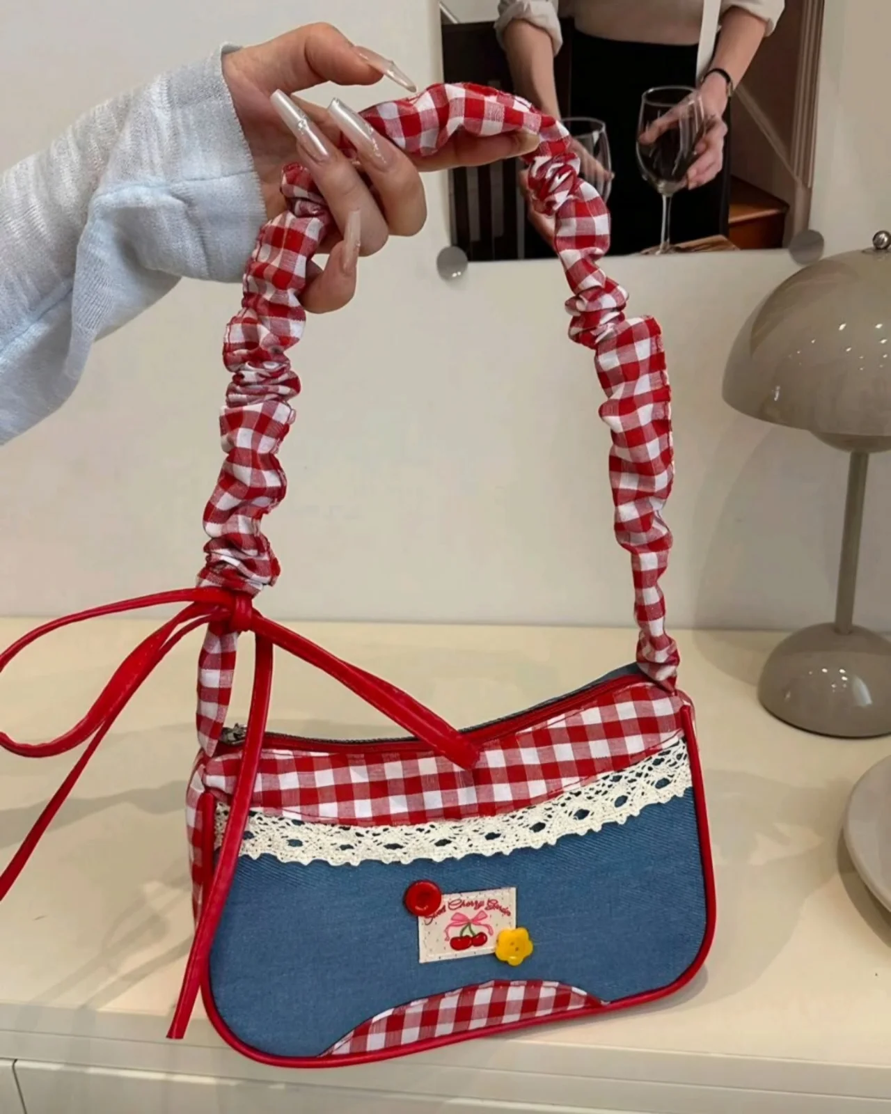 Cartera Tiny Cherry Bomb