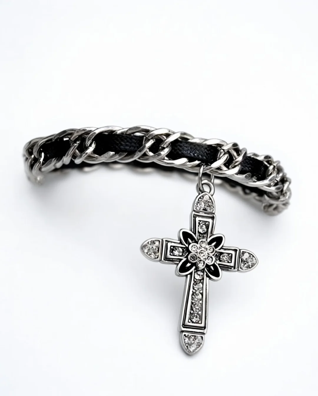 Pulsera Negra Con Cadena Entrelazada y Cruz Grande Plateada