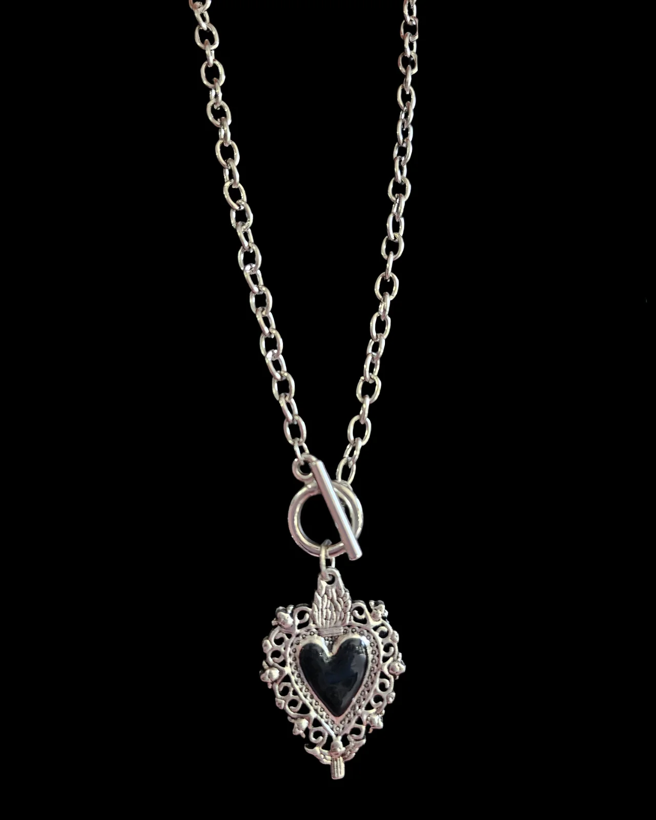 Collar Plateado Con Corazón Negro